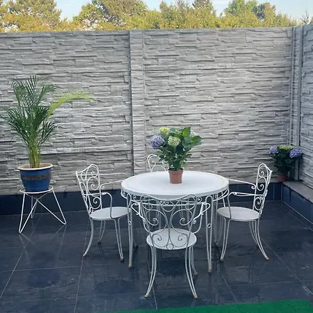 Apartment Fancy Yellow Moderne Mit Grosser Terrasse