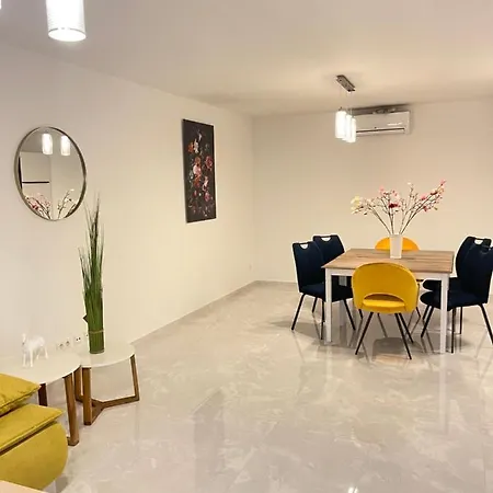 Fancy Yellow Moderne Mit Grosser Terrasse *