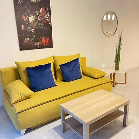 Apartment Fancy Yellow Moderne Mit Grosser Terrasse